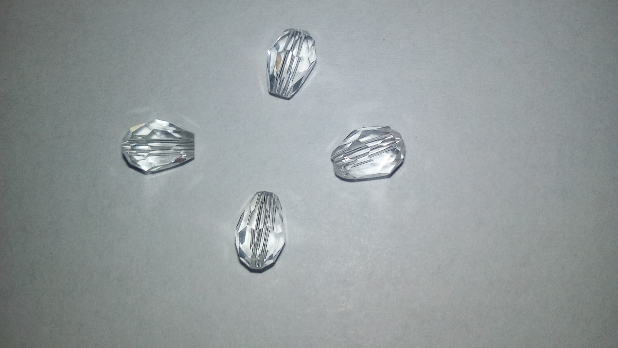 Kryštálový oves, slza, 5,7mm, brúsený, vŕtaný skrz, biely