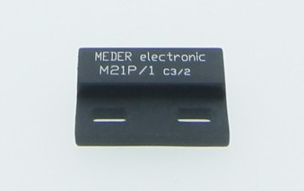 Spínací magnet s úchytom pre magnetický senzor