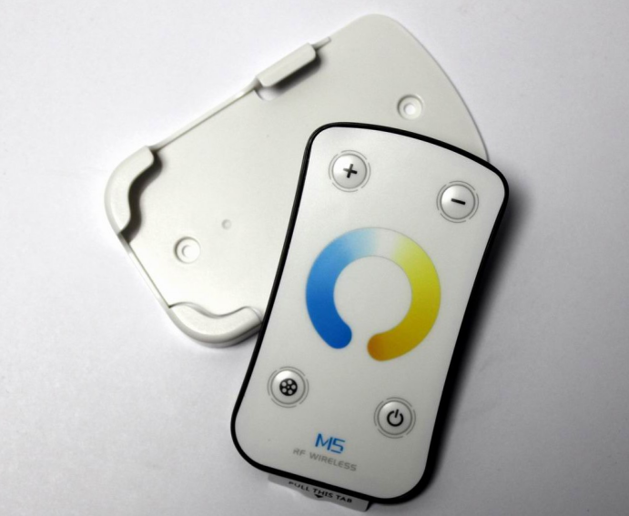 Diaľkový RF ovládač M5 s držiakom na stenu, 3-kanál, 3 módy, dosah, dimm, 40-50m