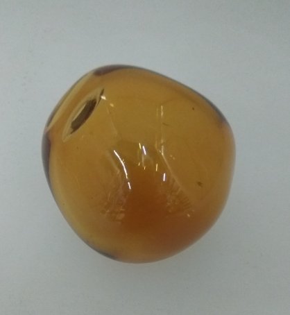 Guľa sklenená,nepravidelná, priemer 60mm, zlatistá/jantárová,priemer otvoru 6mm,nepoužívať