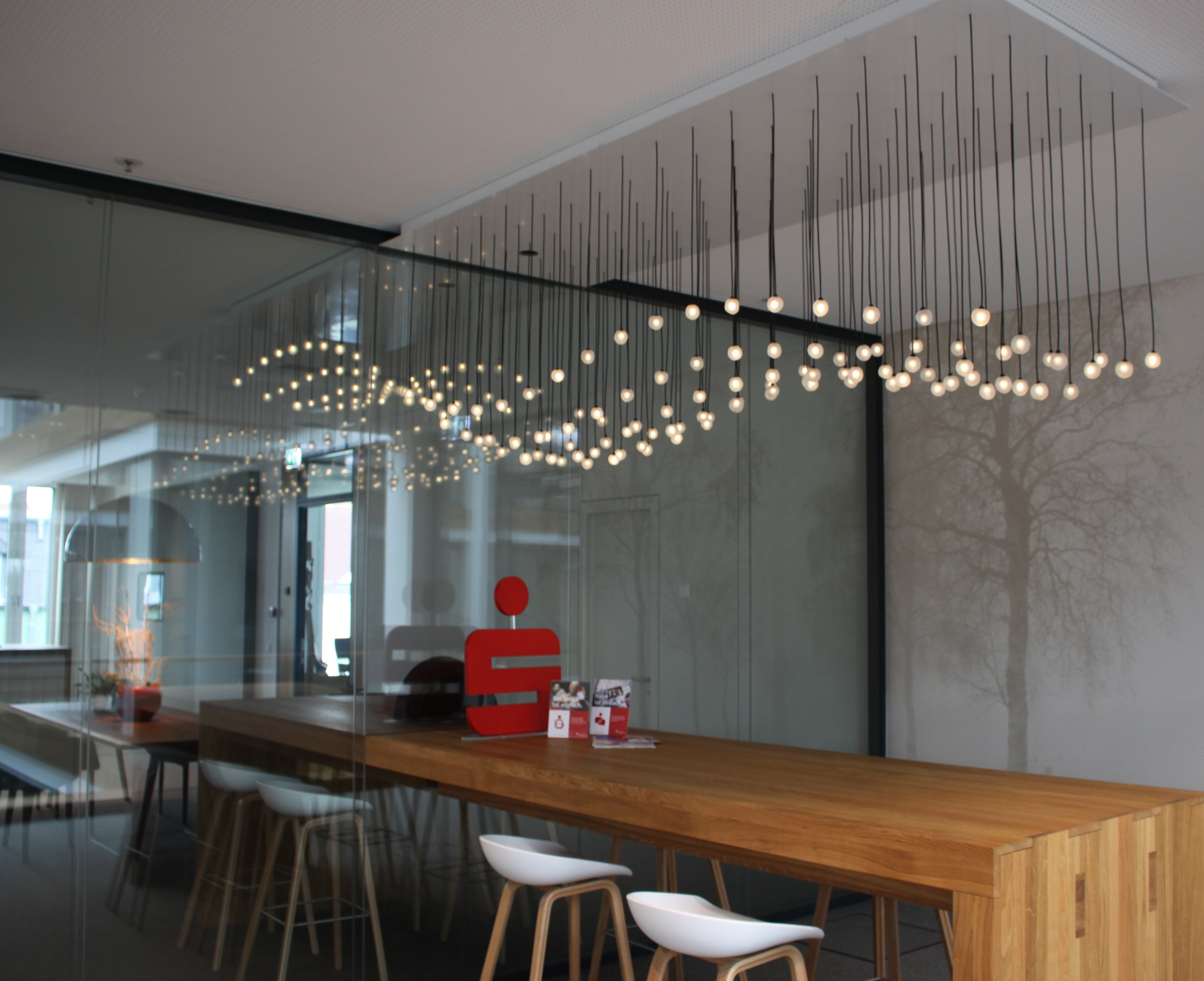 AQUILA,246-594x1630x1001mm,frosted glass40mm,rectan,2700K,RAL9016(white),DALI,black fibres