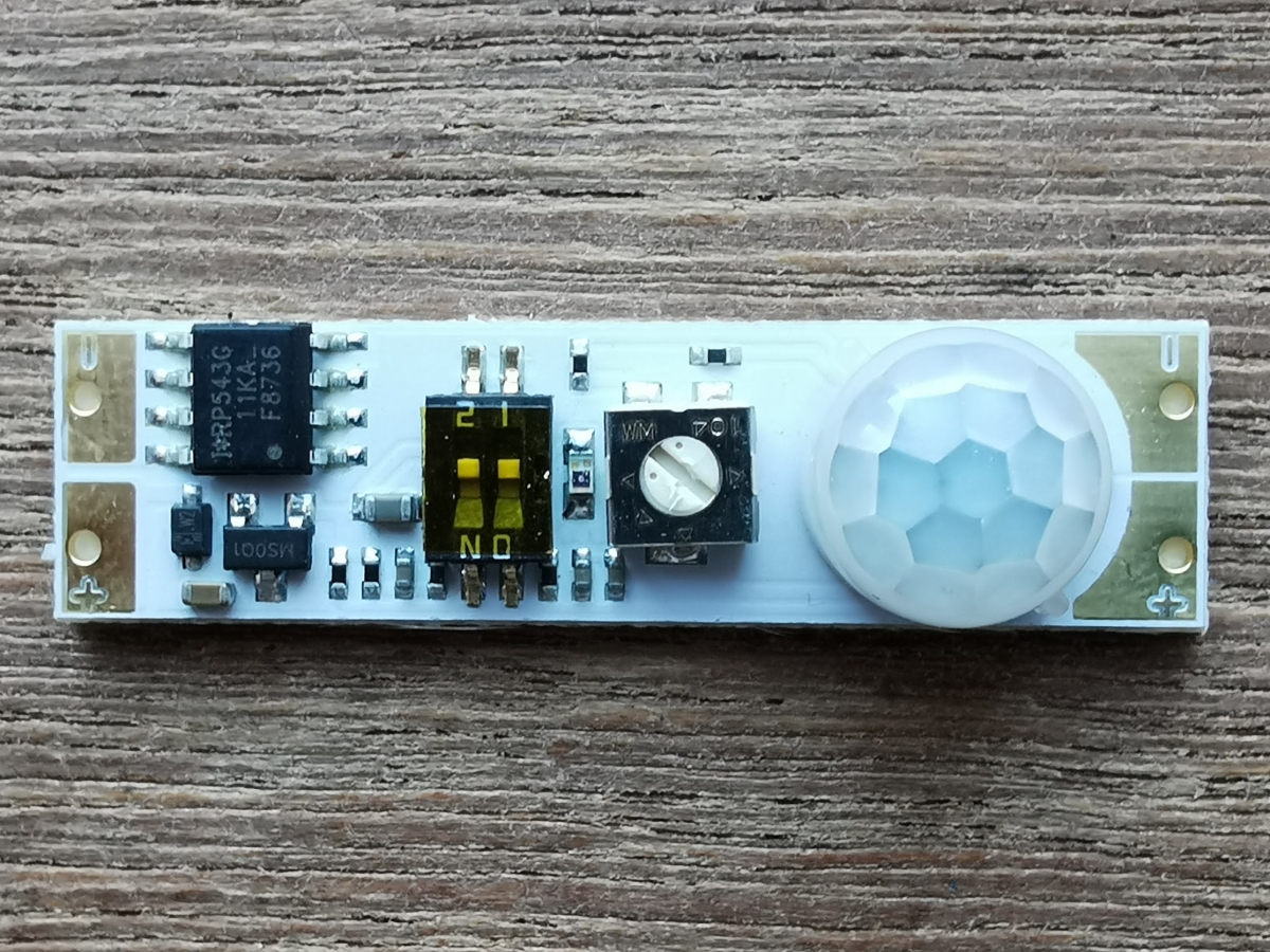 Pohybový senzor pre LED pásy, 12/24V, mini, nastavitelný, stmievatelný, 7,5A, 5-28VDC,3m