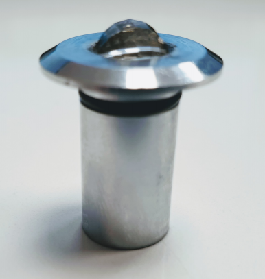 Sklenena krystalova optika v chromovej podstave, s hmozdinkou, zavit M10x1 